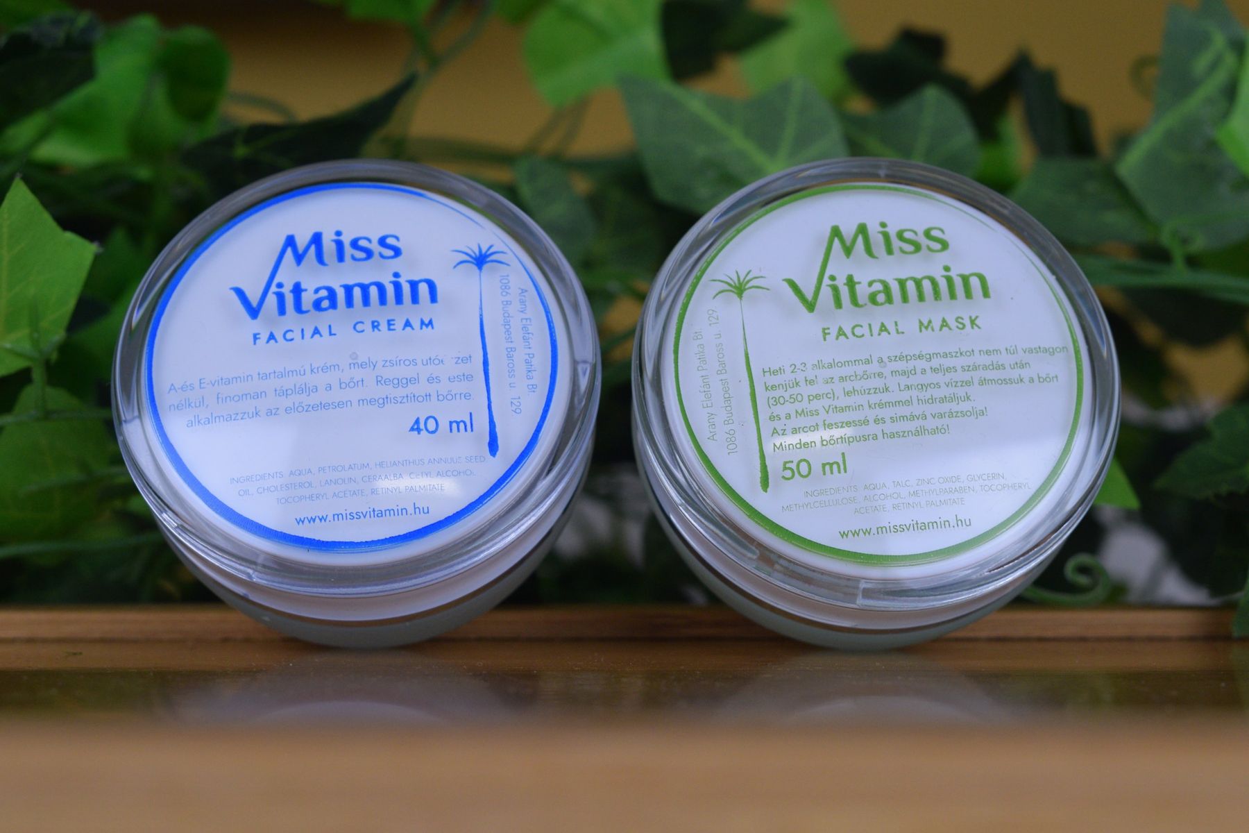 A Miss Vitamin arckrém és arcmaszk egymás mellett, fapolcon